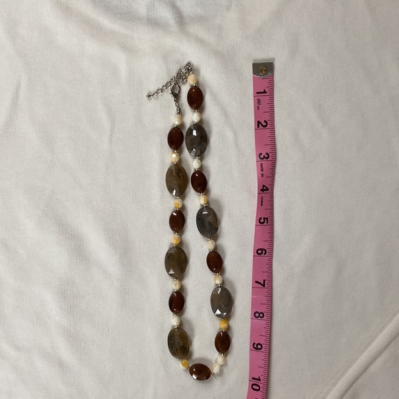 Necklace with faux stones - Picture 4 of 4